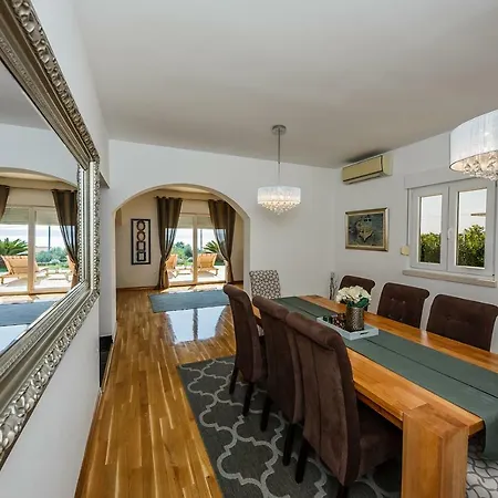 Villa Sun-kissed Luxury Mediterranean Kastela